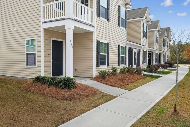 Building Photo - 4 bedroom 3 bath townhome in Rice Hope