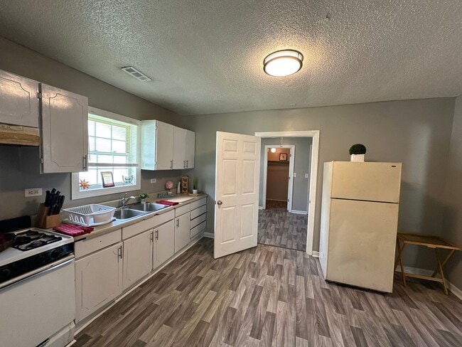 Building Photo - 3 Bed/ 1 Bath and move-in ready! www.PMCor...