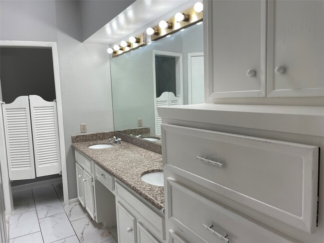 Building Photo - 526 Meadow Knoll Dr