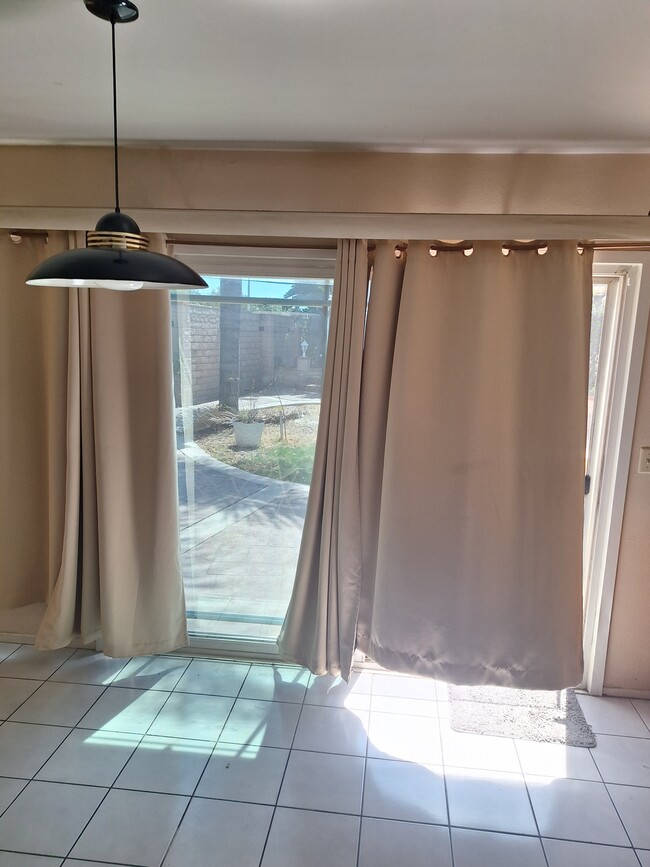 Family room - 14900 Simonds St