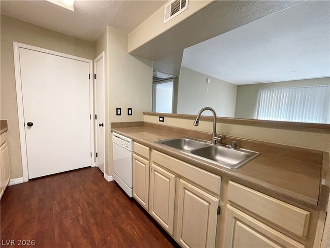 Building Photo - 555 E Silverado Ranch Blvd