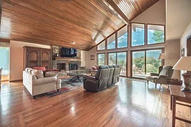 Building Photo - Luxury Living at Camels RIdge