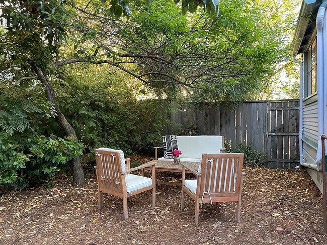 Building Photo - "Charming 1-Bedroom Oasis in the Heart of Berkeley – Perfect Location!"