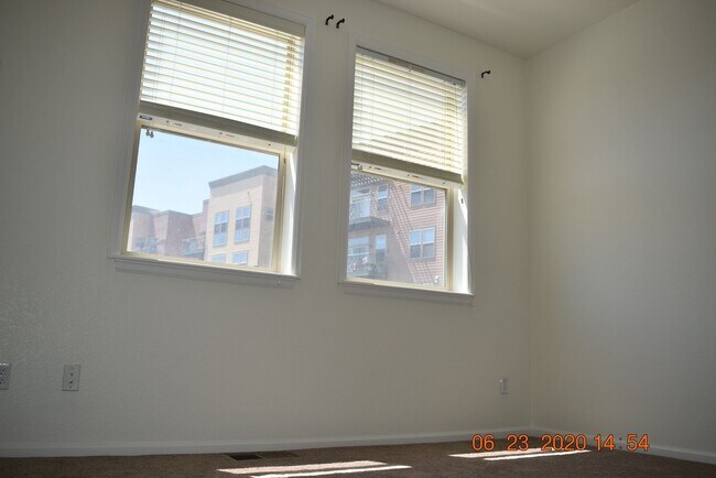 Building Photo - Beautiful 2 Bedroom Townhome / Old Town Ar...