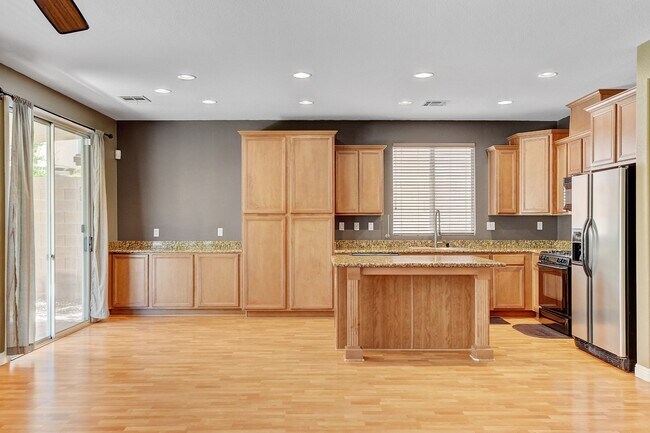 Building Photo - 1005 Roaring River Ave
