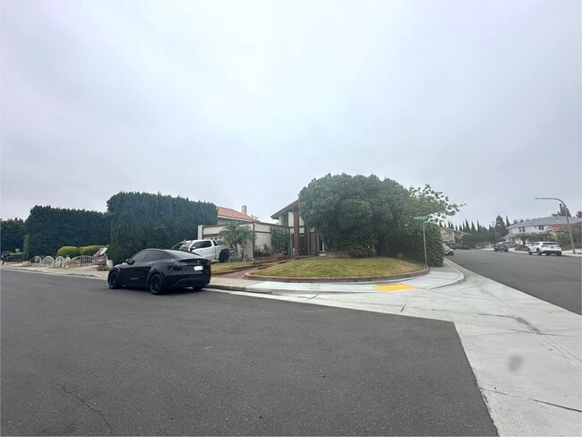 Building Photo - Spacious 4-Bedroom Home for Lease in Desir...