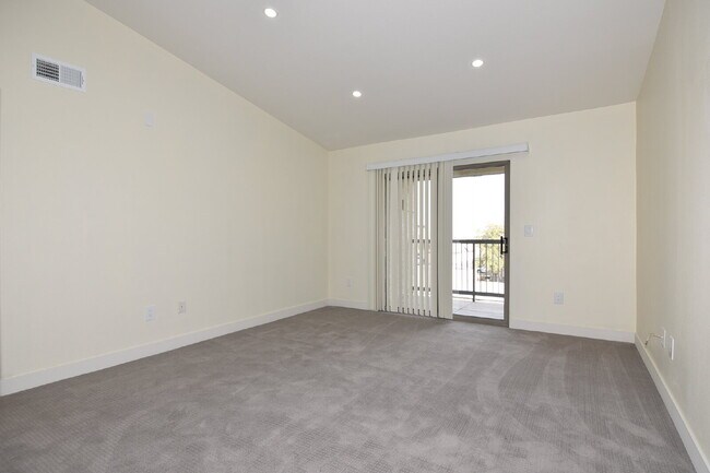 Building Photo - Charming 2nd Floor Unit In Gated Community!