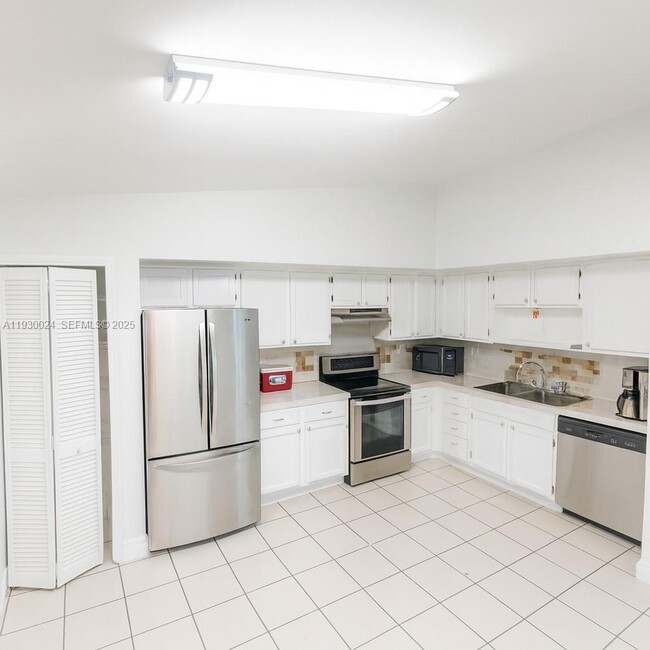 Building Photo - 10385 SW 209th Ln