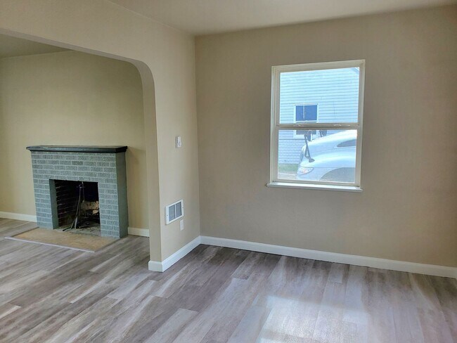 Building Photo - Classic Craftsman Home Available