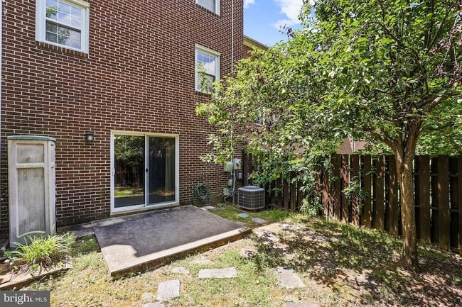 Building Photo - 8350 Glastonbury Ct