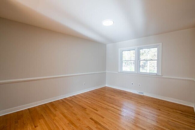 Building Photo - Newly remodeled 3/2.5