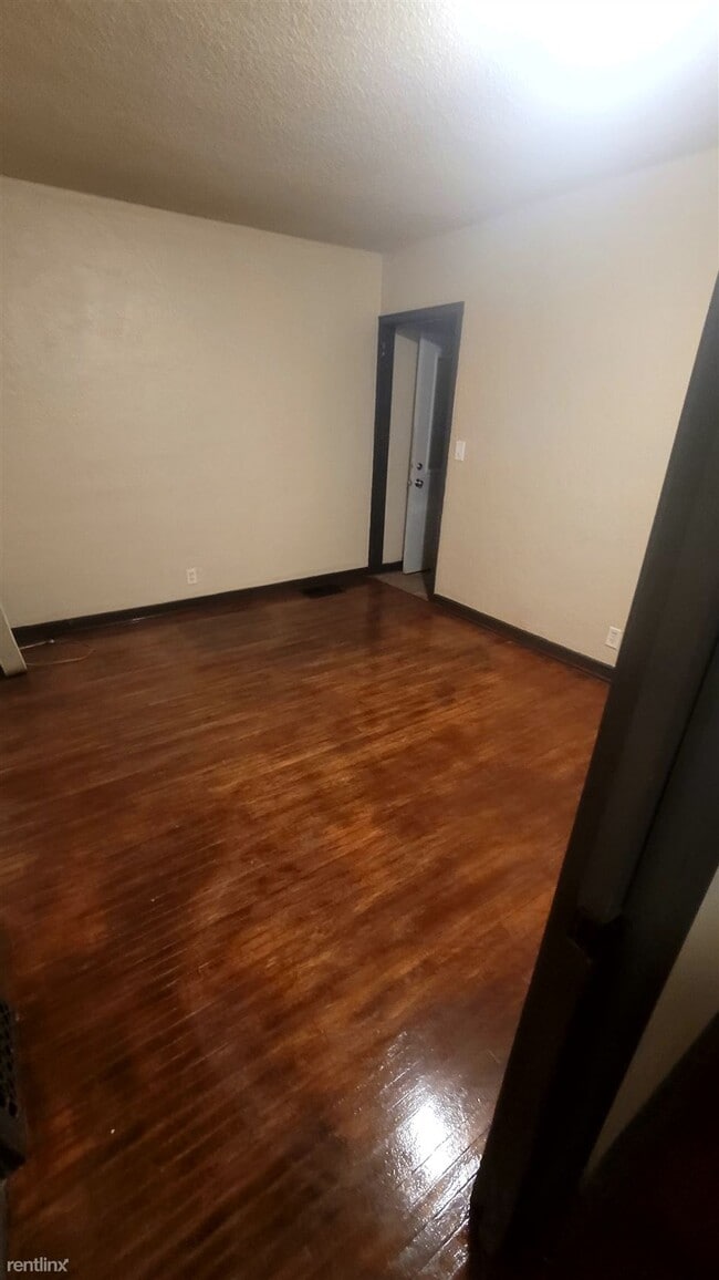 Building Photo - 2 br, 1 bath Townhome - 401 North Dewey St...