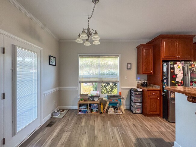 Building Photo - Well-Maintained 4 Bed 2.5 Bath Home with a Pool