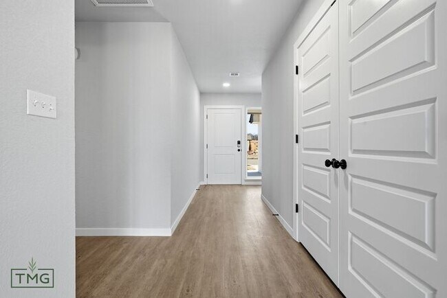 Building Photo - Lawn Care Included! Fully Updated 2 Bed / 2 Bath Duplex – Prime Broken Arrow Location!
