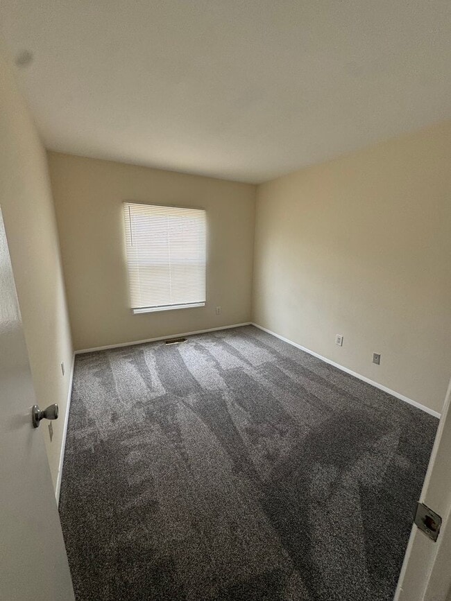 Building Photo - Modern 2 Bedroom, 2.5 Bathroom Townhome in...