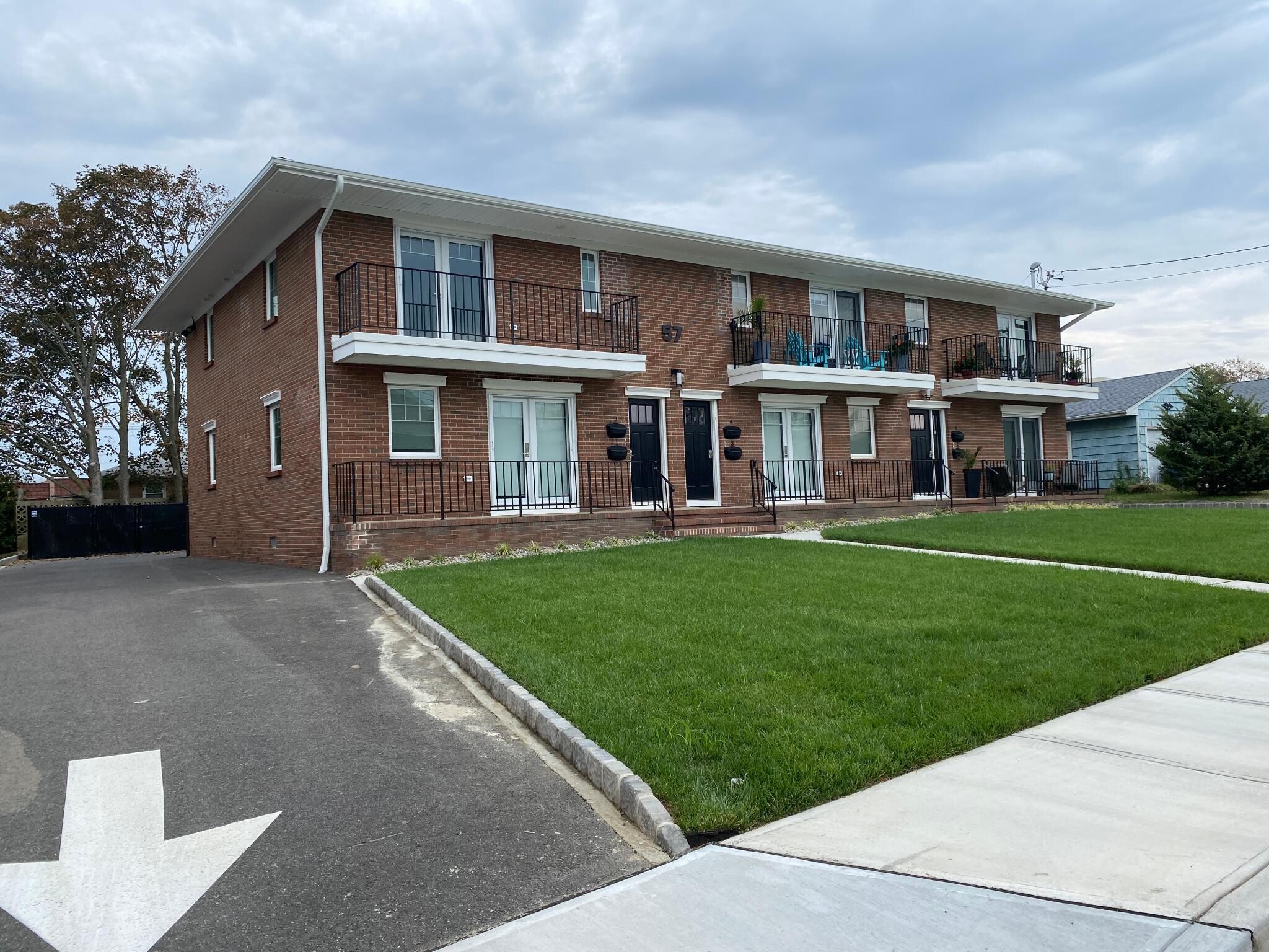 Building Photo - 57 Howland Ave
