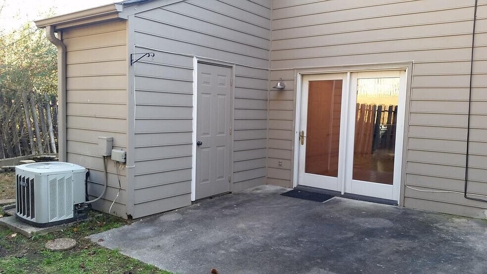 Building Photo - 601 Cedar Crest Dr