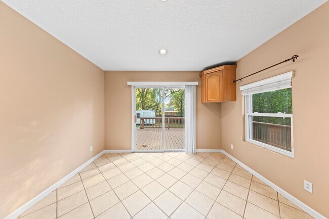 Building Photo - Pet Friendly!  Ideal location to Eglin AFB!!