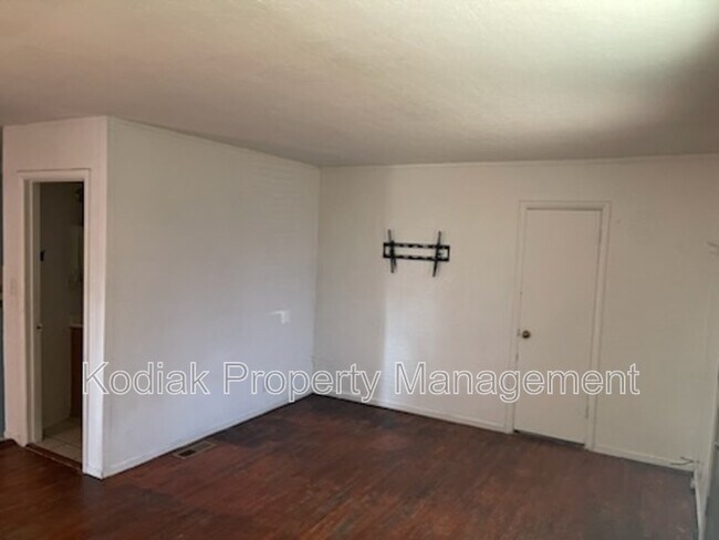 Building Photo - 3737 3325 W