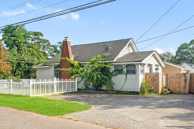 Building Photo - 638 Parkside Ave