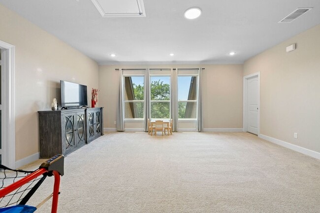 Building Photo - 1747 Dunvegan Pk