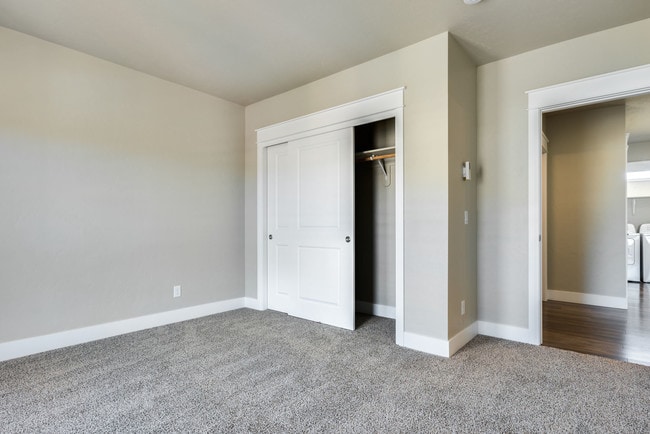 Building Photo - 2200 E Warm Springs Ave