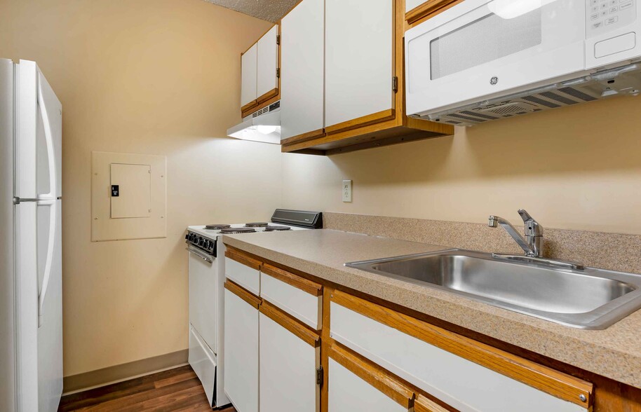 Building Photo - Furnished Studio-Cincinnati - Blue Ash - R...