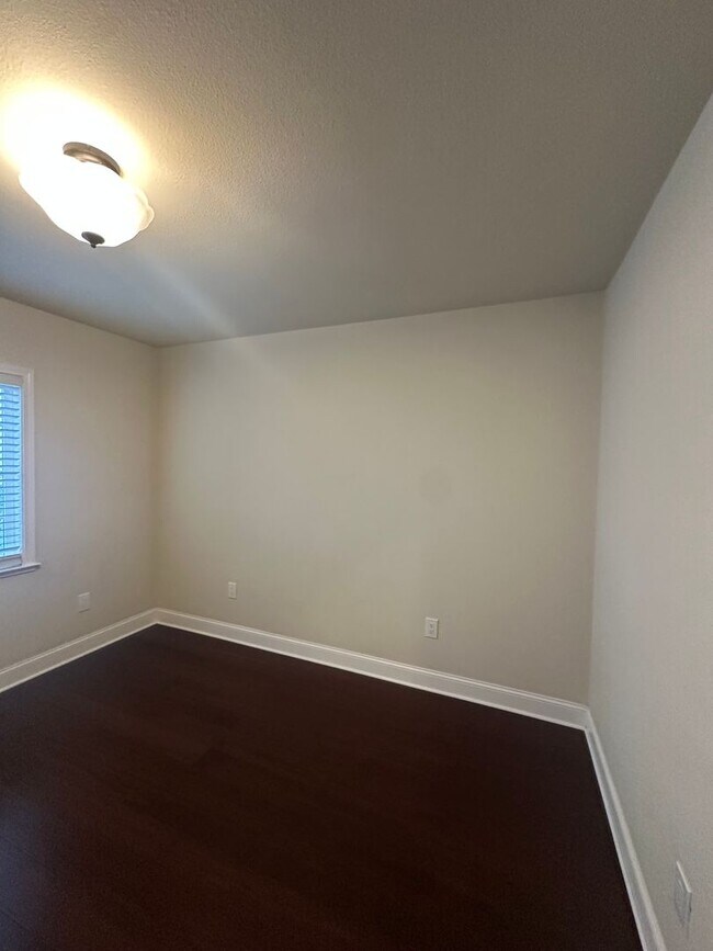 Building Photo - Gorgeous, 3 bedroom, 2.5 bath home, ready for move in