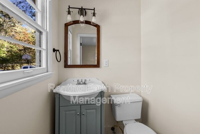 Building Photo - 405 18th Ave NW