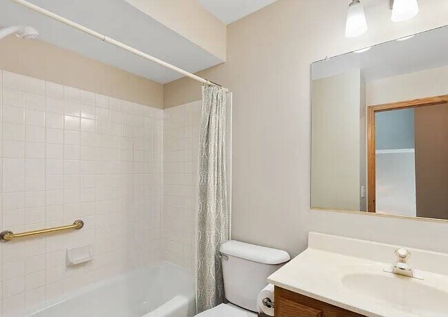 Building Photo - 27W220 Chelsea Cir