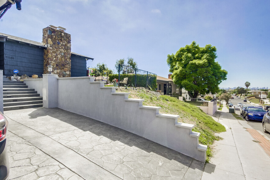 Enter our fancy and modern entryway w/ a well-maintained lawn just steps away - 5551 Churchward St