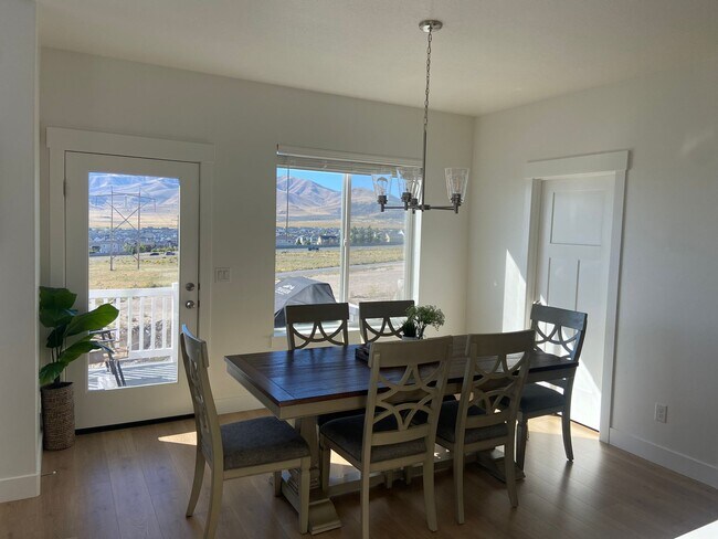 Building Photo - 1307 W Quailhill Rd