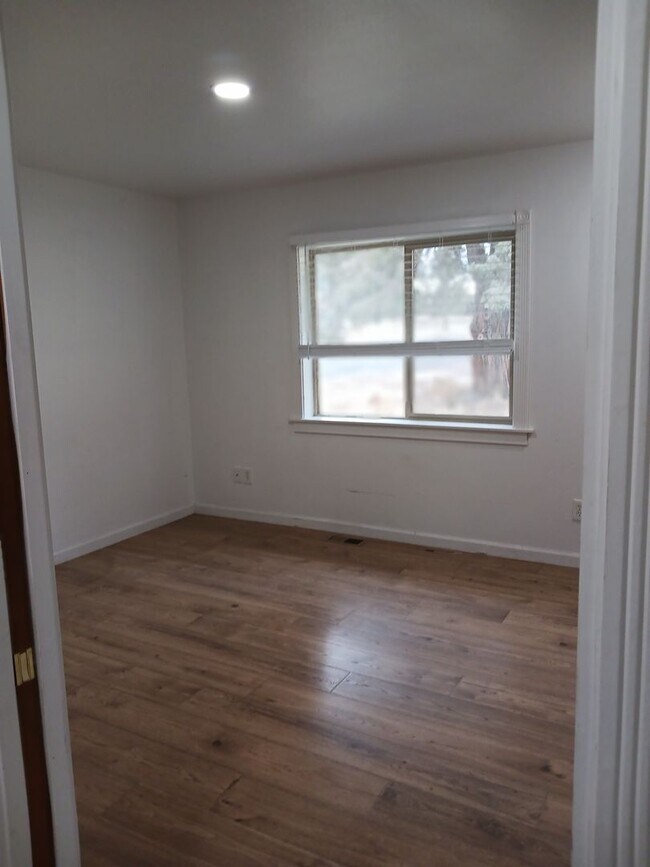 Building Photo - Beautiful Unique 4 Bedroom home with a loft & 3 full bathrooms! Move In Special $500 off first mo...