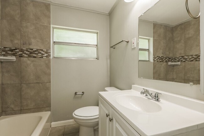 Building Photo - 3 BR/2BA | Newly Renovated Single Family Home | Large Covered Back Patio| In Valrico!