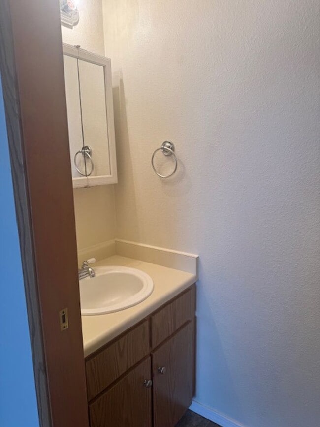 Building Photo - SINGLE LEVEL 2 BEDROOM CONDO