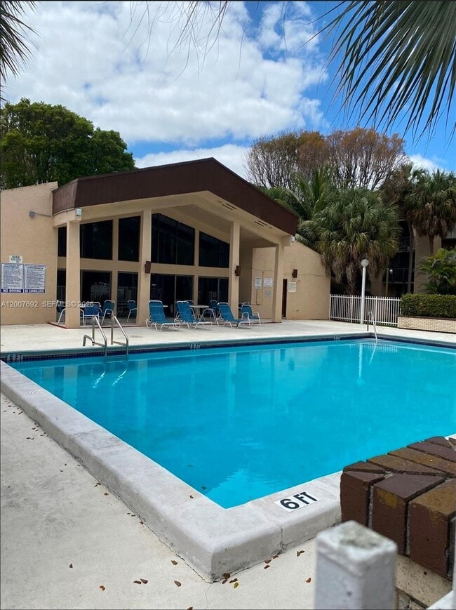 Building Photo - 14201 N Kendall Dr