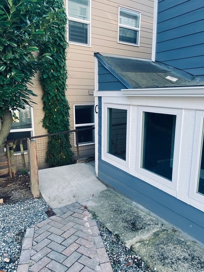 Building Photo - Large Corner Studio | Full Kitchen | In-Unit W/D | Pet Friendly