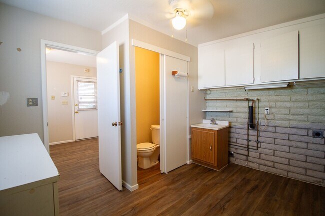 Building Photo - Nice 2 bedroom 1.5 bath in a nicely locate...