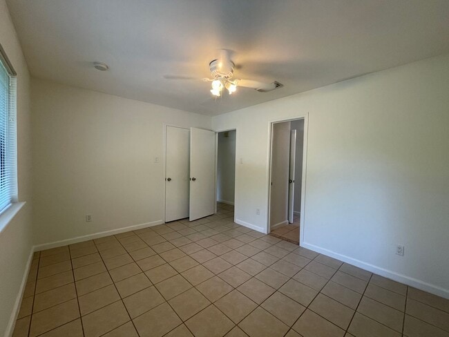 Building Photo - 210 E Denton Dr