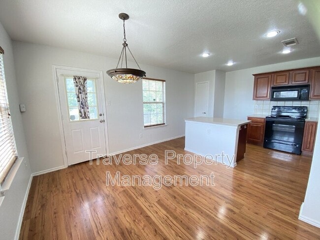 Building Photo - 8016 Meadow View Tr