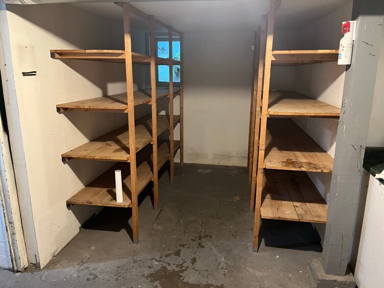 Building Photo - 1924 W Wilson Ave