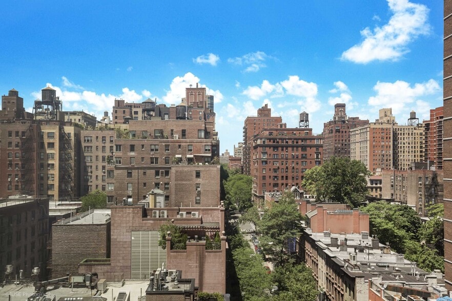 Building Photo - 200 E 94th St