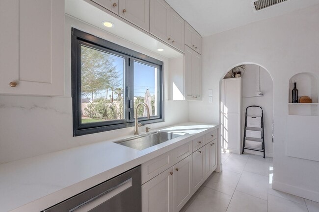 Building Photo - Rare 2 Bed 2 Bath Remolded Home in FQ Hist...