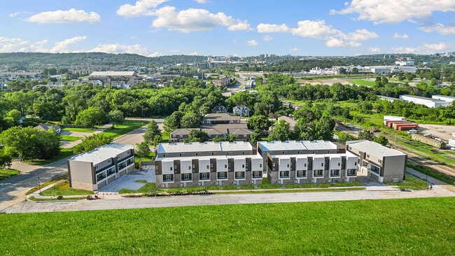 Building Photo - Razorback Row