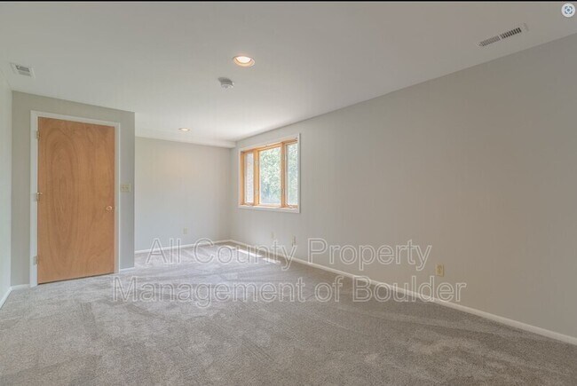 Building Photo - 2360 Balsam Dr