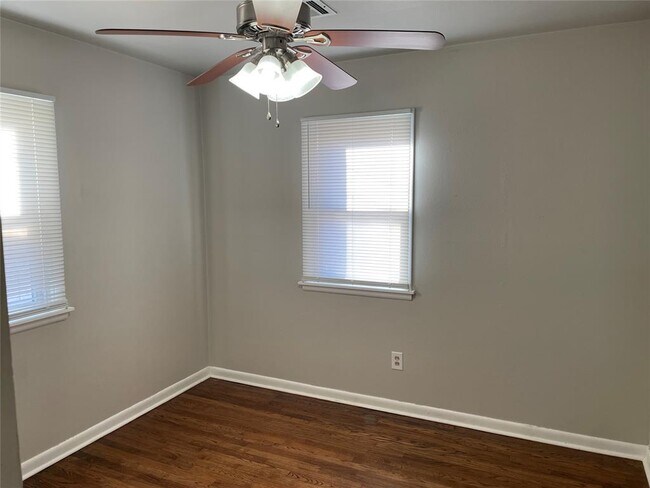 Building Photo - 228 W 9th St