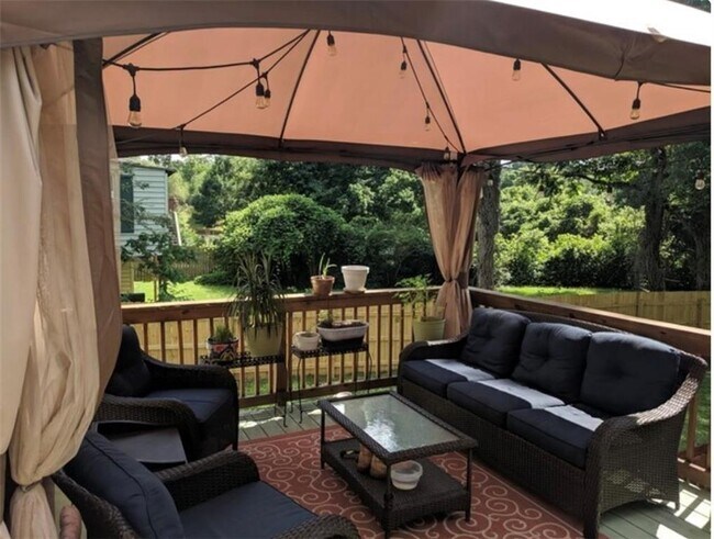 Building Photo - 5 Lakeview Dr SE