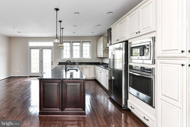 Building Photo - 3160 Yeager Dr