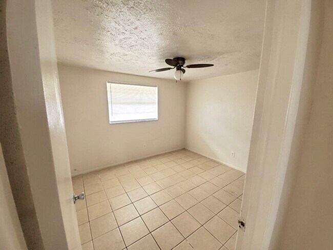 Building Photo - Spacious 2br/1ba duplex near USF