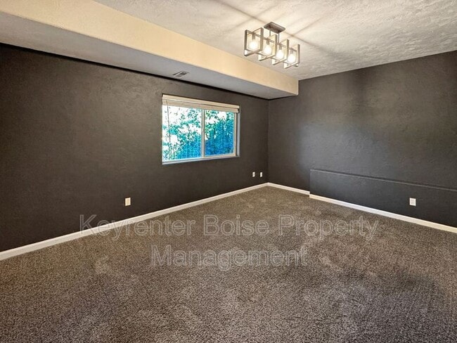 Building Photo - 2035 S Travertine Way